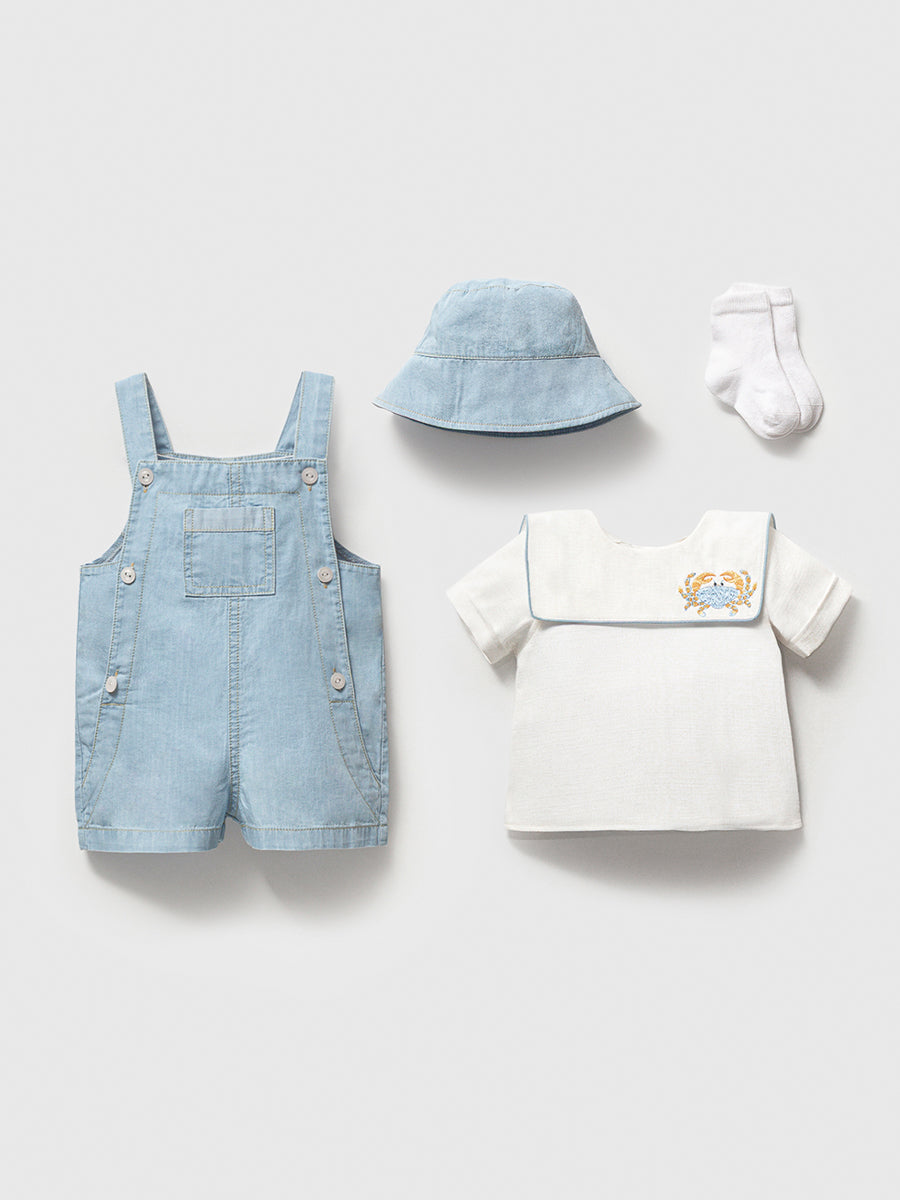 Erkek Bebek Denizci Temalı Kutulu 4’lü Set – Kot Salopet, Yengeç Nakışlı Gömlek, Şapka ve Çorap