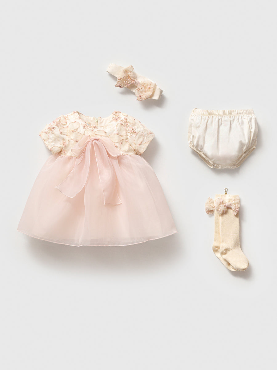 Kız Bebek Somon Dantelli Tül Elbise Takımı – 4’lü Set (Elbise, Bandana, Şort ve Çorap)