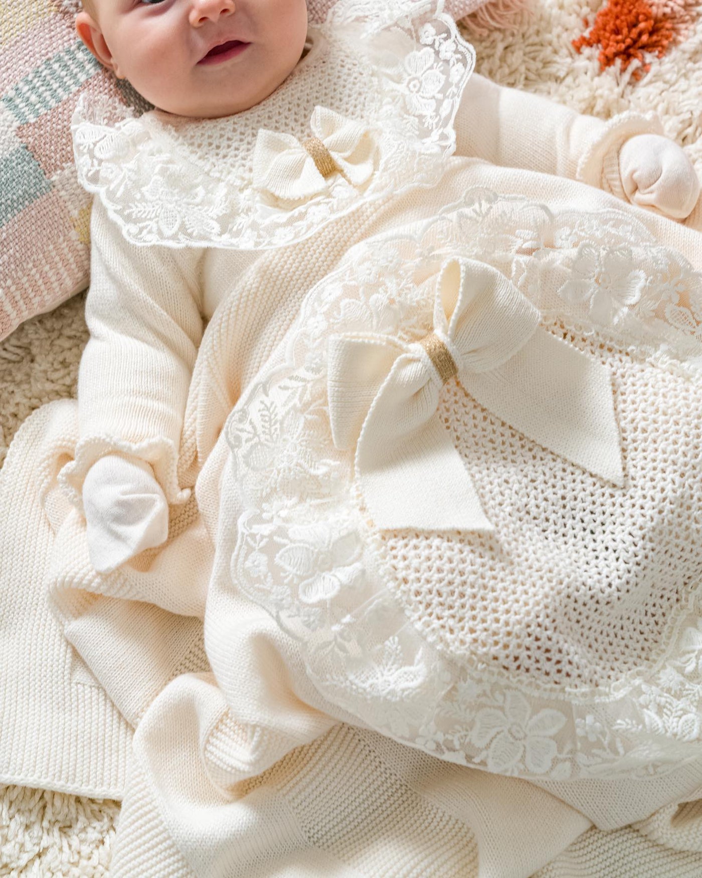 Dantelli Fiyonk Detaylı Kız Bebek Triko Hastane Çıkışı Beşli Set - Ekru