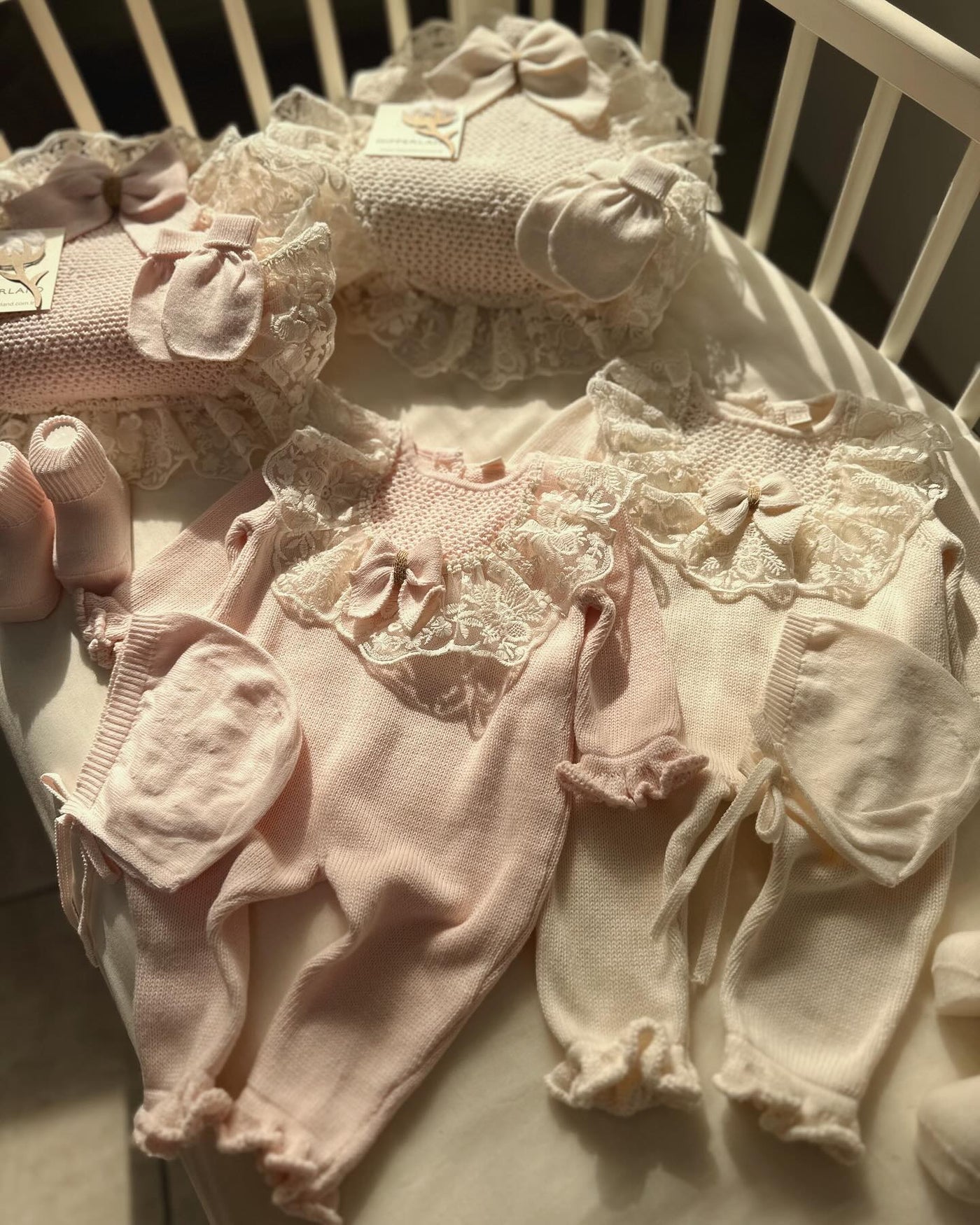 Dantelli Fiyonk Detaylı Kız Bebek Triko Hastane Çıkışı Beşli Set - Ekru