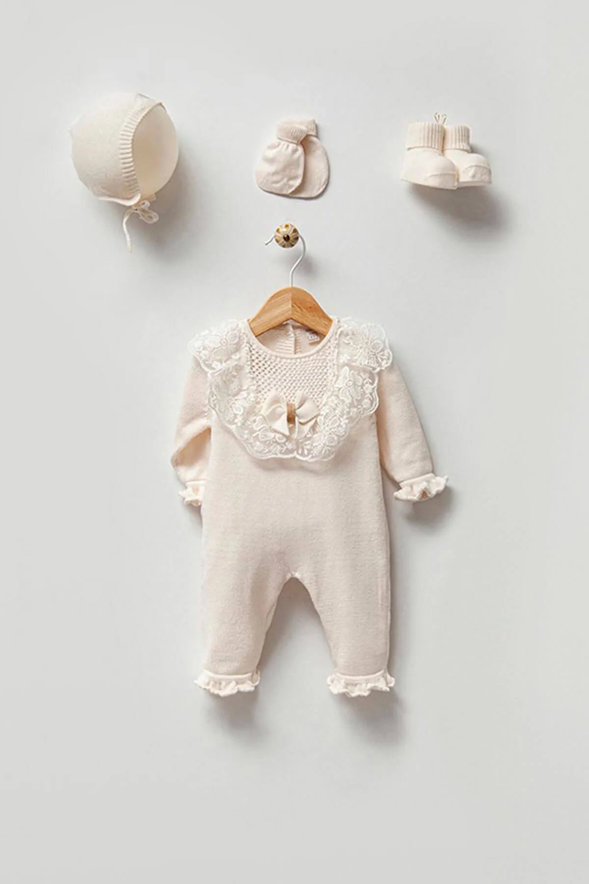 Dantelli Fiyonk Detaylı Kız Bebek Triko Hastane Çıkışı Beşli Set - Ekru