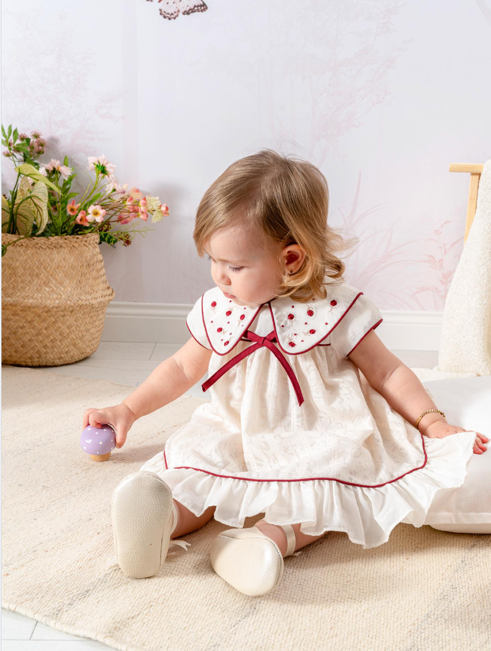 Yakası Gül Nakışlı Kız Bebek Elbise