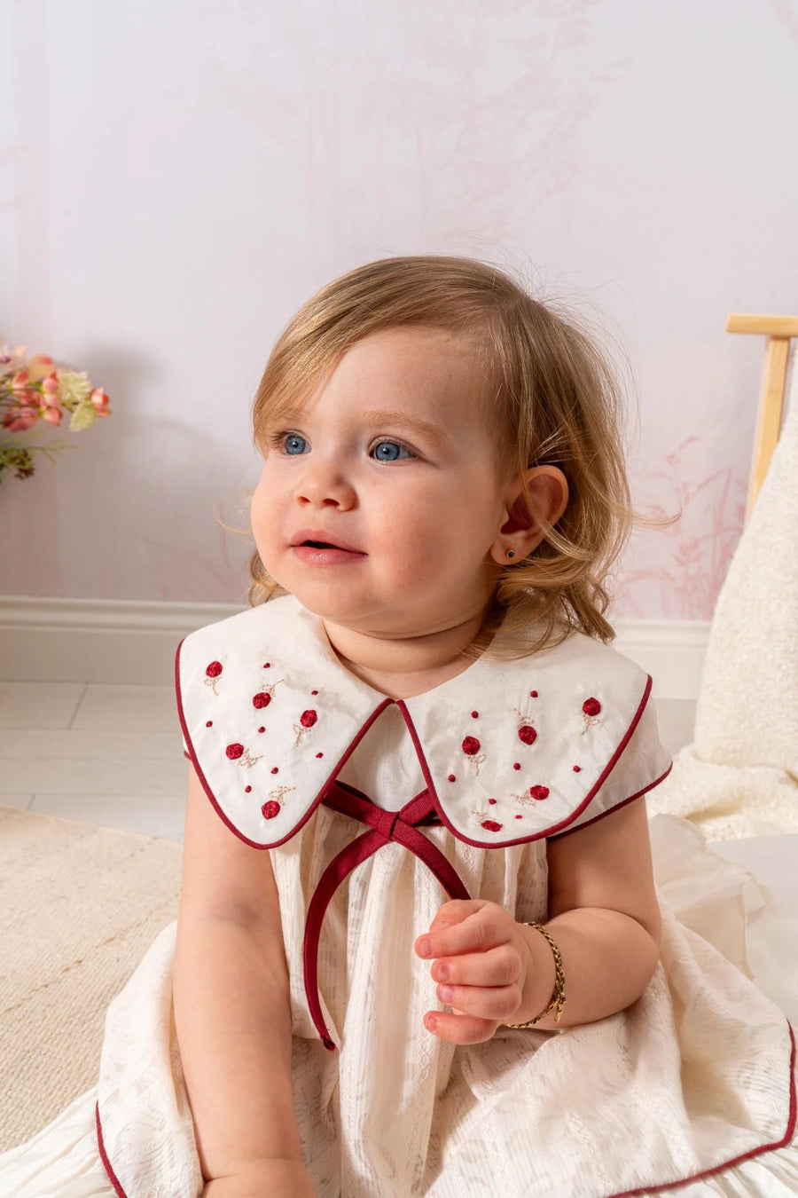 Yakası Gül Nakışlı Kız Bebek Elbise