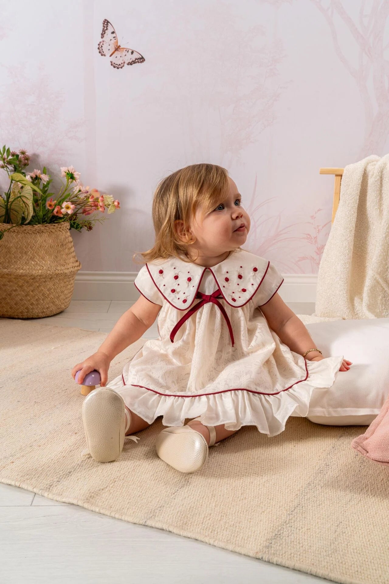 Yakası Gül Nakışlı Kız Bebek Elbise