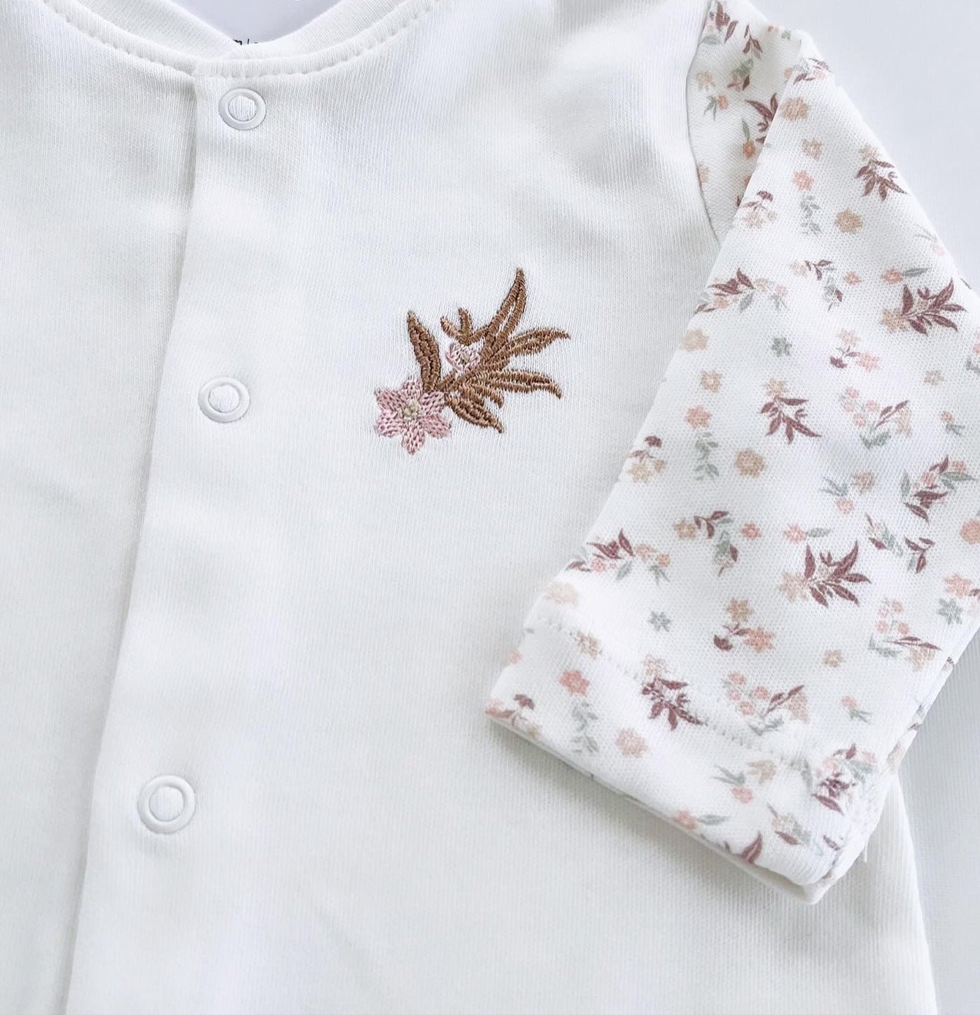 Crispy Flower Çiçek Nakışlı Dantelli Yenidoğan Kız Bebek 10lu Hastane Çıkış Seti