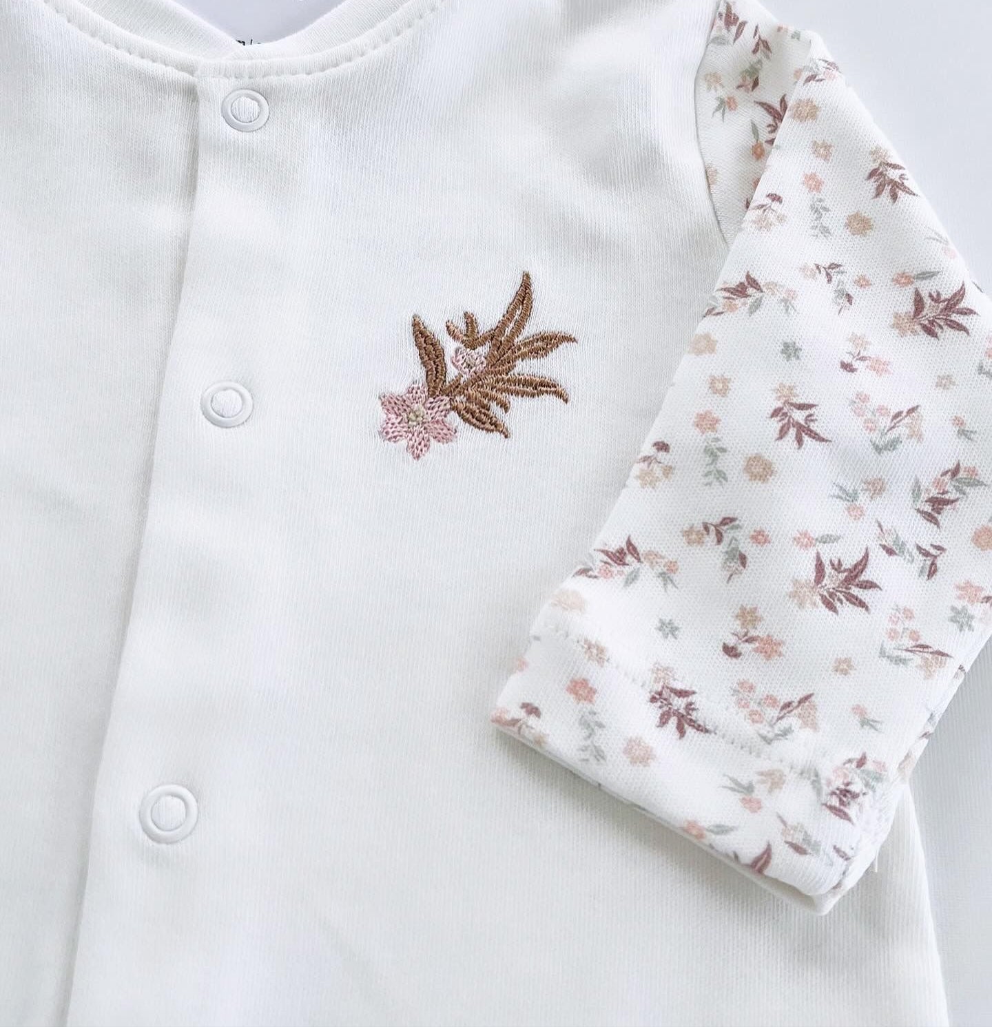 Crispy Flower Çiçek Nakışlı Dantelli Yenidoğan Kız Bebek 10lu Hastane Çıkış Seti