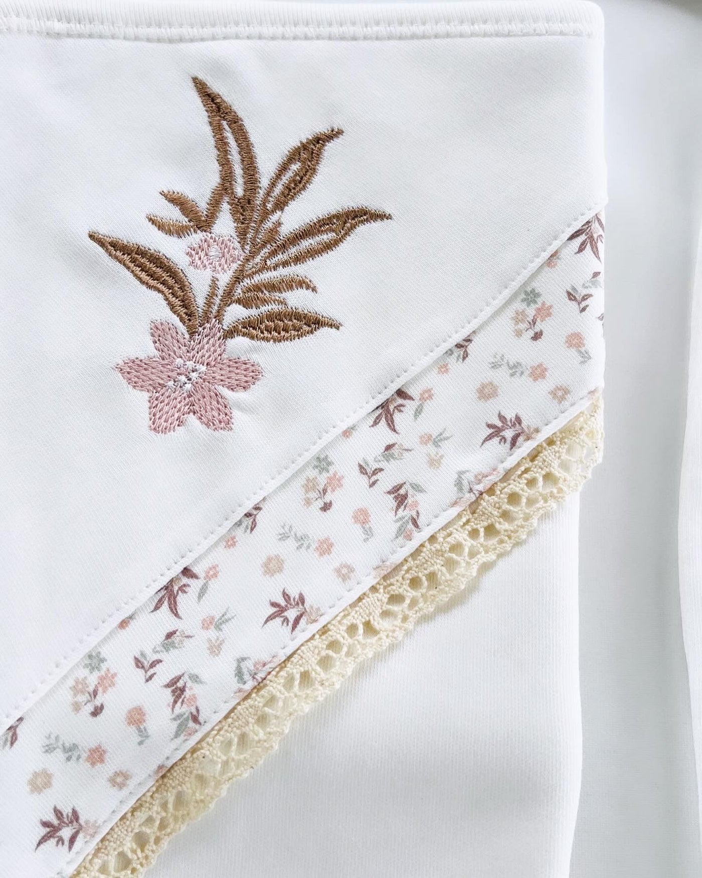 Crispy Flower Çiçek Nakışlı Dantelli Yenidoğan Kız Bebek 10lu Hastane Çıkış Seti