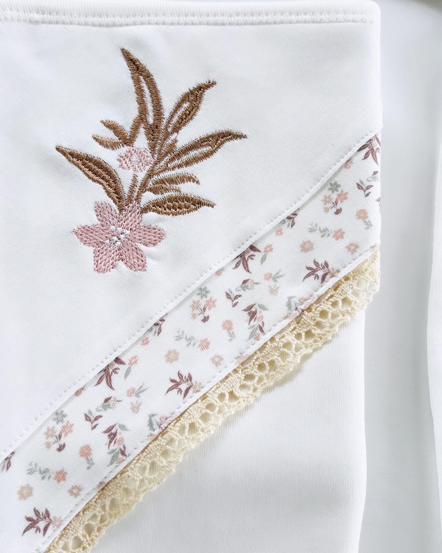 Crispy Flower Çiçek Nakışlı Dantelli Yenidoğan Kız Bebek 10lu Hastane Çıkış Seti